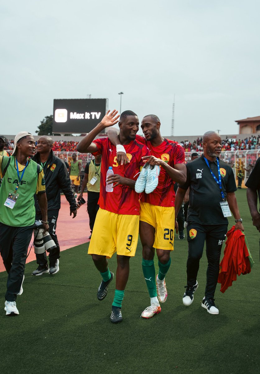 Guirassy_19's tweet photo. Anniversaire de l’indépendance. Très belle manière de la célébrer avec une victoire. Très fier pour le peuple. Vous le méritez 🇬🇳 Merci à toute l’équipe pour les efforts. Un grand plaisir de retrouver la maison après tant d’années. Merci du soutien incroyable 🔥🤯
#alhamdulillah https://t.co/UVZUqUJngV