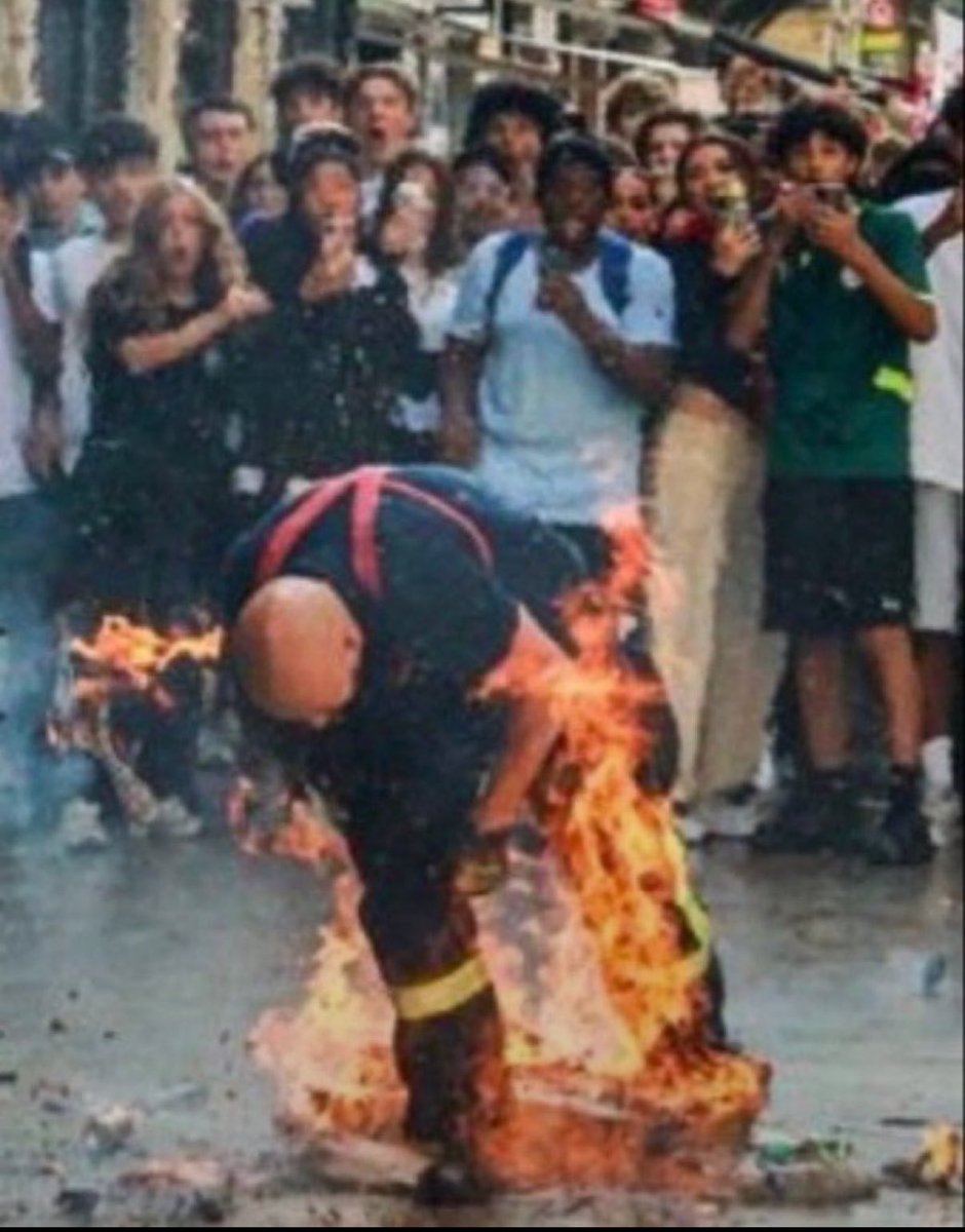 infiruli's tweet photo. Dos imágenes bárbaras. Un bombero en llamas y una mujer a la que queman la cara. Francia y sus “franceses”. https://t.co/nmhYkpKXLo