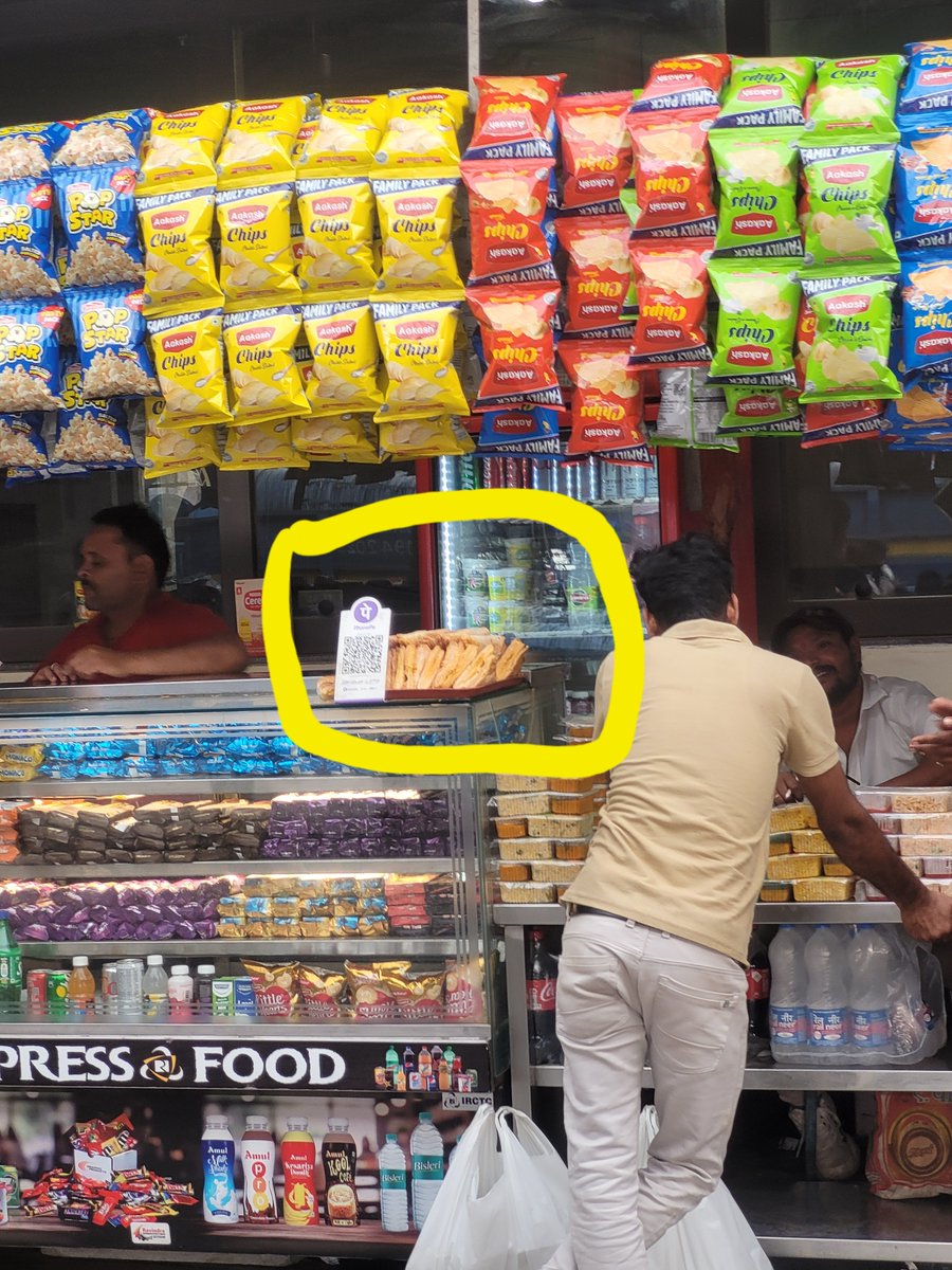 j_billy79734's tweet photo. @fssaiindia 
@RailwaySeva 
@IRCTCofficial 
Bhopal Railway Station(Jn) -Platform 1:  Pathetic conditions at IRCTC approved eatry: food left exposed to dirt and filth. Please check ALL EATRIES AND SELLERS in Bhoplal Railway and take Strict action (against vendors andRly officials) https://t.co/dI5400PbrG