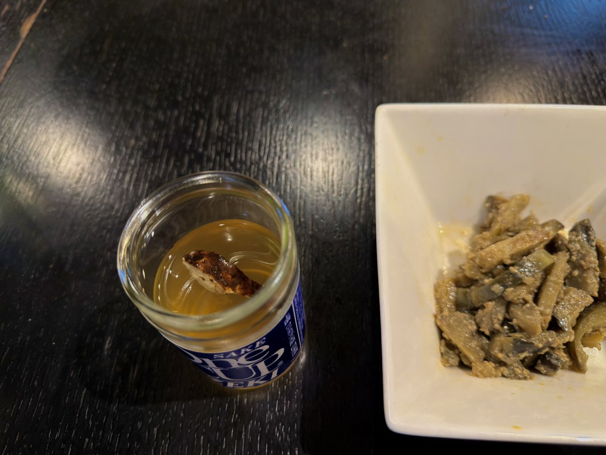 lbh53nho's tweet photo. #晩酌 
#宅飲み
#ワンカップ大関 
#松茸 

今日も頂き物の松茸を酒蒸し焼きで2日連チャンで頂きました
いや〜秋感じるね🍂
この酒蒸し焼きにした残り汁がまた良い出汁が出ていて
熱燗のワンカップに割り出汁気分で松茸と一緒に投入
これは絶対に真似して
マジで美味い🤤 https://t.co/XXUe7JaifC