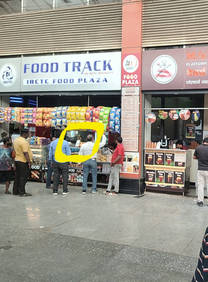 j_billy79734's tweet photo. @fssaiindia 
@RailwaySeva 
@IRCTCofficial 
Bhopal Railway Station(Jn) -Platform 1:  Pathetic conditions at IRCTC approved eatry: food left exposed to dirt and filth. Please check ALL EATRIES AND SELLERS in Bhoplal Railway and take Strict action (against vendors andRly officials) https://t.co/dI5400PbrG