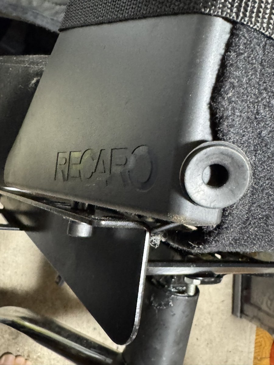 KyvagD's tweet photo. 軋みよ止まれ！

#RECARO 
#ディスクチェアー https://t.co/ap0Qduf0vk