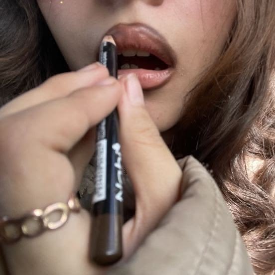 girldreamhouse's tweet photo. brown lipliner girl https://t.co/oKGM0FoTVE