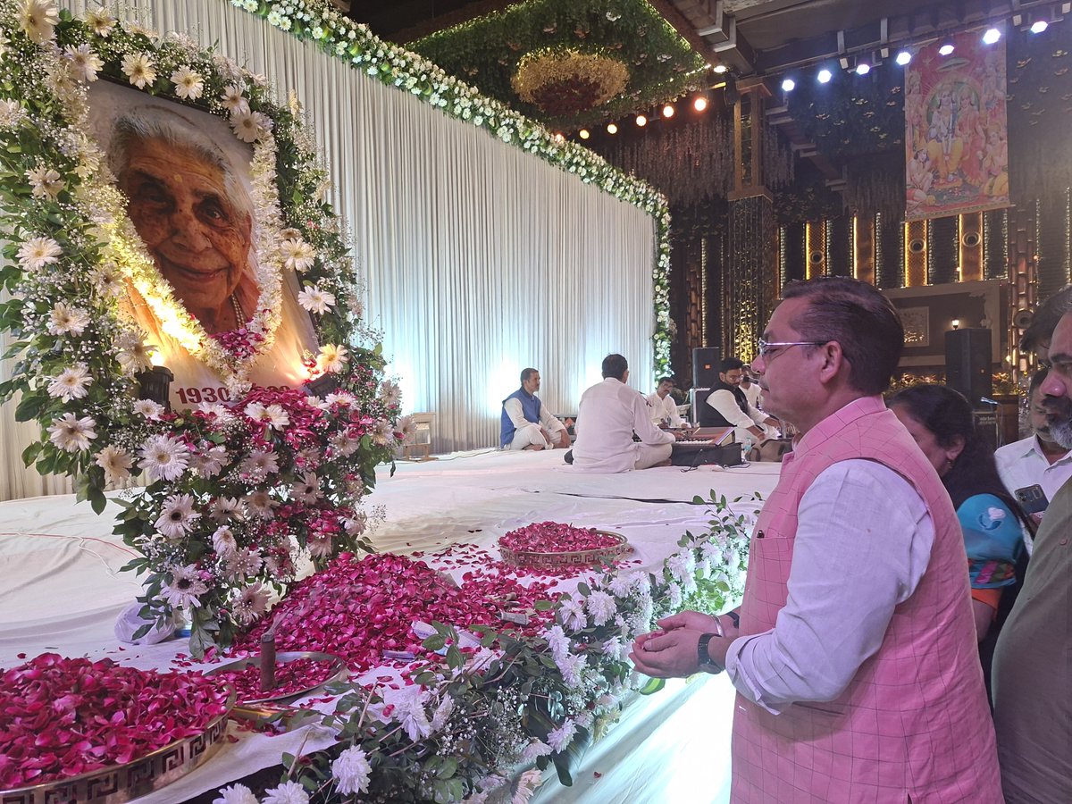 arvindgargbjp's tweet photo. दिल्ली नगर निगम के महापौर श्री प्रवेश वाही जी की पूज्य माताजी स्वर्गीय श्रीमती राज रानी वही जी को पुष्पांजलि अर्पित की।
#BJP4IND #bjp4delhi #arvindgarg https://t.co/o7UwrRl1T4