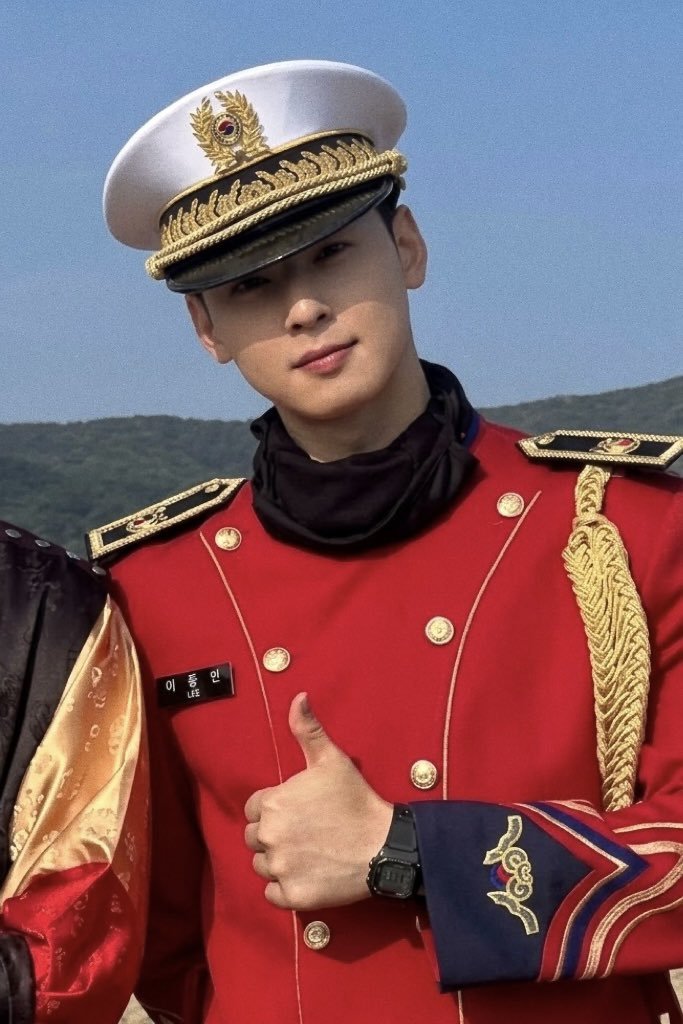 cotene29324's tweet photo. And what if I say he makes everything into a fashion moment? 🤣

CHA EUNWOO FASHION ICON
#ChaEunwooFashionMoments
#차은우 #CHAEUNWOO https://t.co/nGImgI6FYP