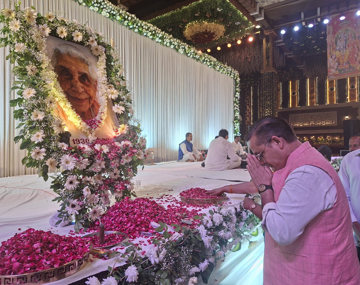 arvindgargbjp's tweet photo. दिल्ली नगर निगम के महापौर श्री प्रवेश वाही जी की पूज्य माताजी स्वर्गीय श्रीमती राज रानी वही जी को पुष्पांजलि अर्पित की।
#BJP4IND #bjp4delhi #arvindgarg https://t.co/o7UwrRl1T4
