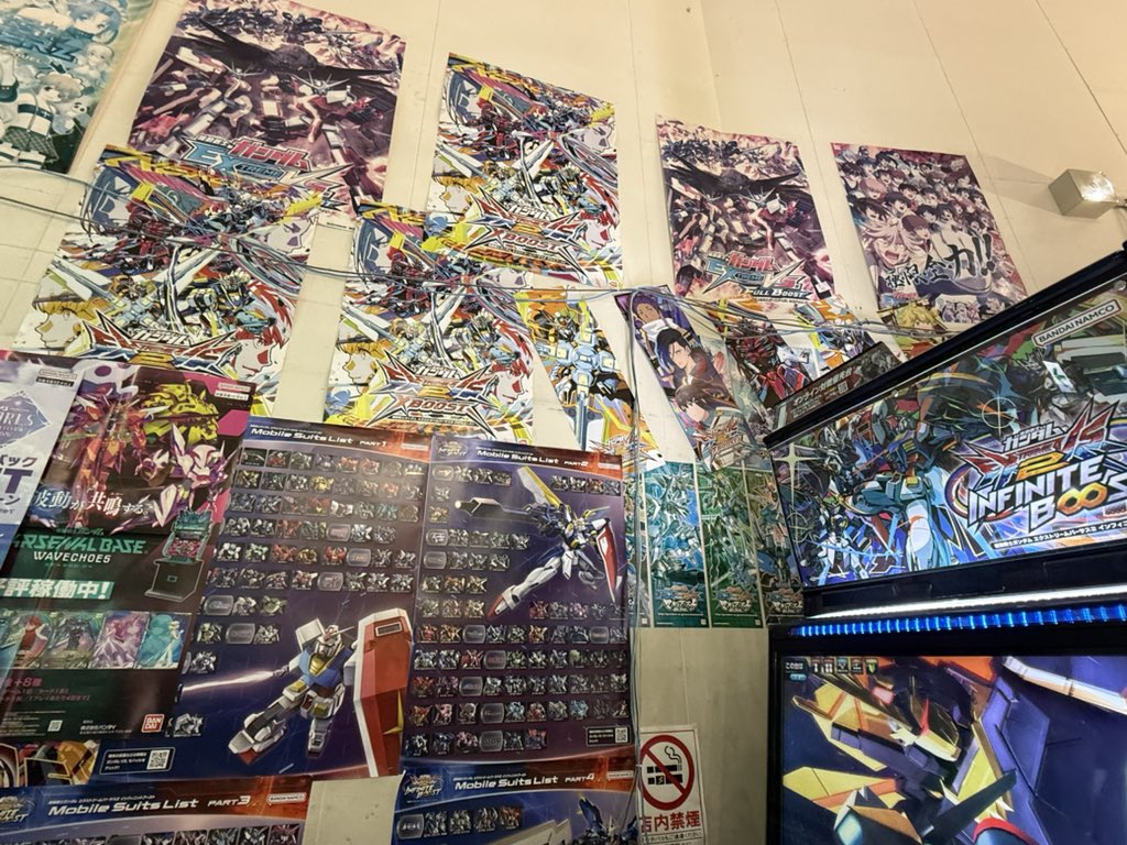 marlin981's tweet photo. この店すごいな、昔からのポスター全部あるぞ… https://t.co/wixQNJoBDT