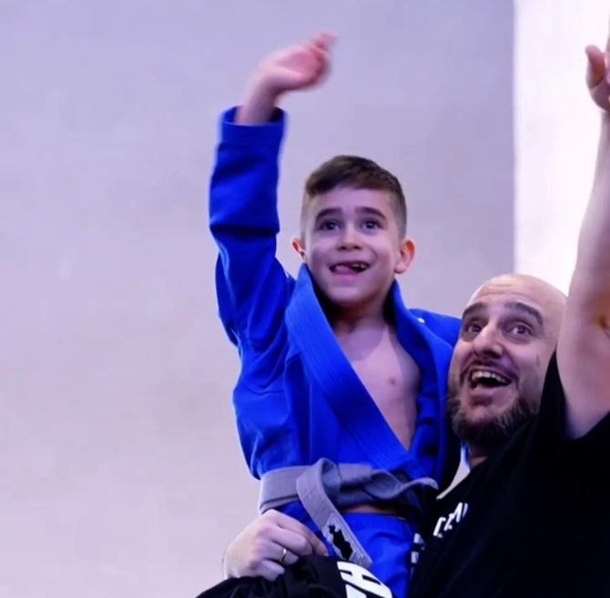 El_ObservadorES's tweet photo. ⚡️Con solo 7 años, Héctor Muriel ya suma 15 combates, 11 medallas y un título internacional.

El madrileño sueña con ser campeón del mundo de Jiu-Jitsu brasileño y ya prepara su próximo reto: el Campeonato de Madrid. 🇪🇸🏆 https://t.co/6nqkgh1aOE