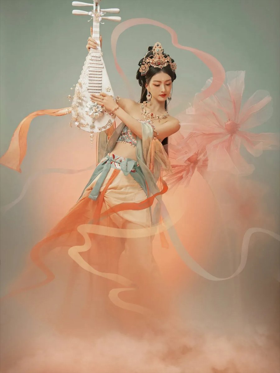 JuliaDomintazu's tweet photo. The graceful pipa is played, and her charming smile lights up the elegant atmosphere. https://t.co/Np1O7IT213