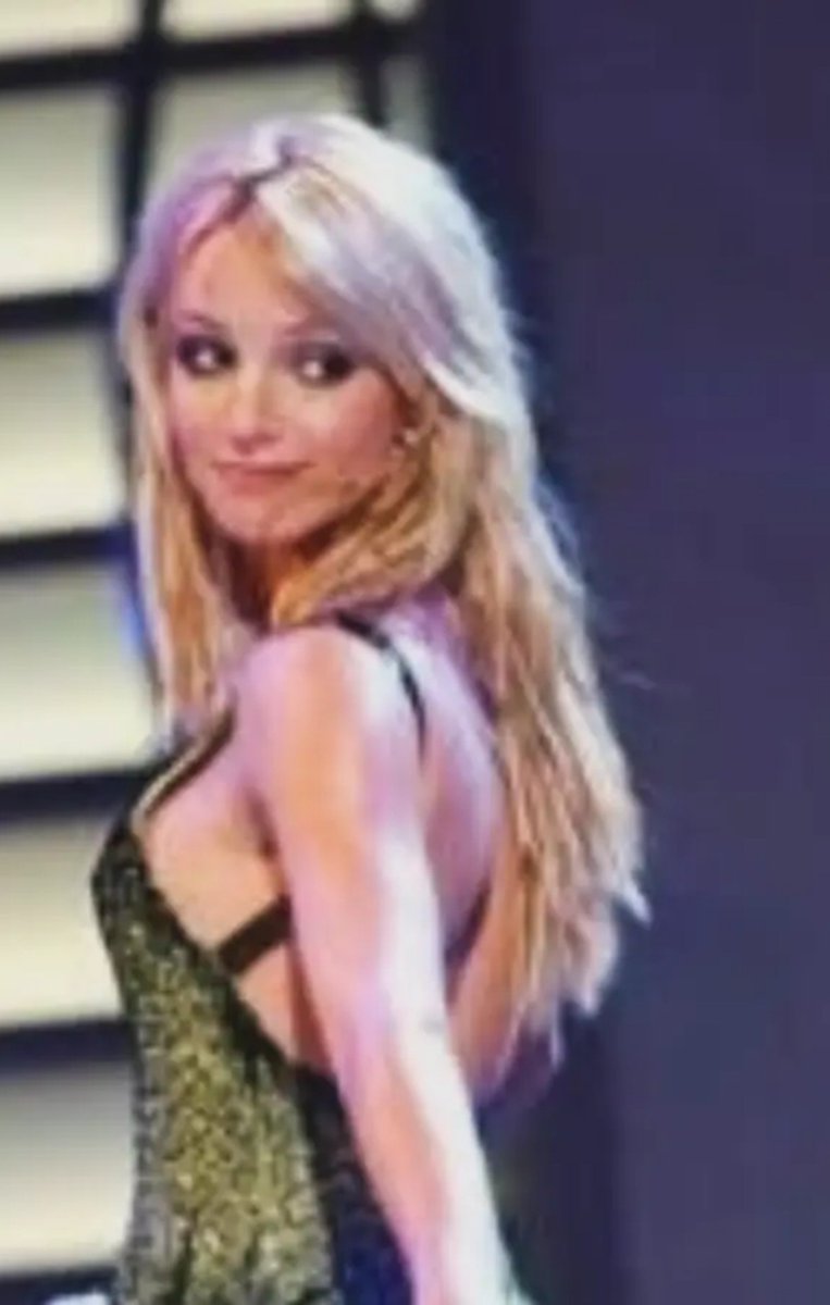 XbritneyQueen_'s tweet photo. Sounds of the heart is a golden ticket. Wearing green is gold, magic silver 🥈🪙 

#undisputedrock #everlastingappeal #womanizer #fansclub #legendary #spearsofjudgmentalissue #divabritney https://t.co/QrMkghrU84