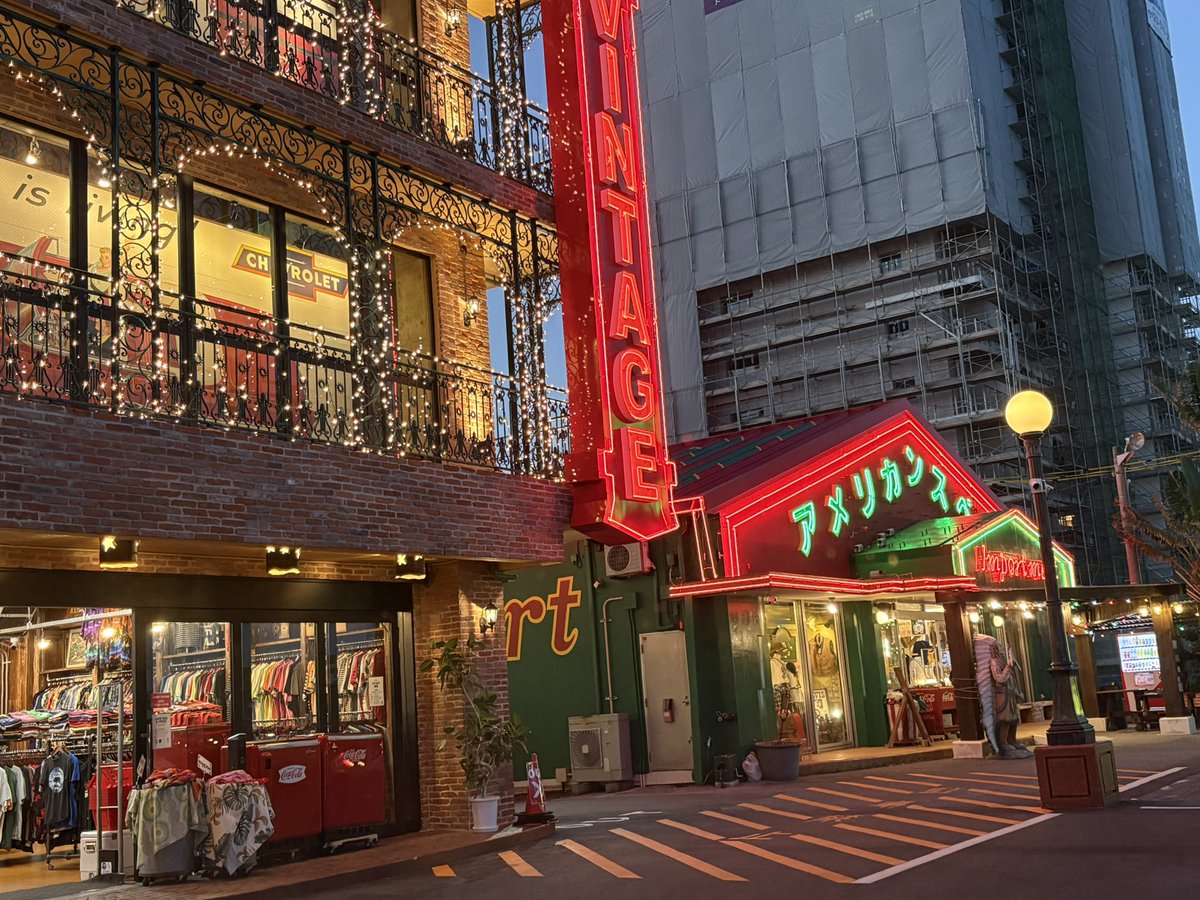 SHU19691971's tweet photo. 古着屋行ってから、久々の国際通り、名前で気になるお店ばかり🤔
東京みたいに人がいる！ https://t.co/sUbXyQoxdJ