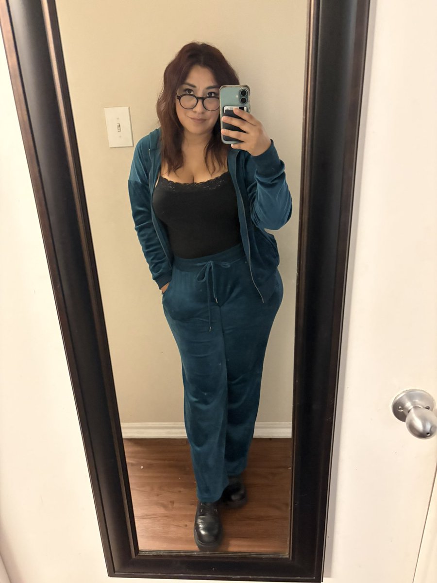 ConkiClassic's tweet photo. Tuesday and Thursday’s outfits. Neither is very cute but guess I’ll post https://t.co/DQrKt5QE3V