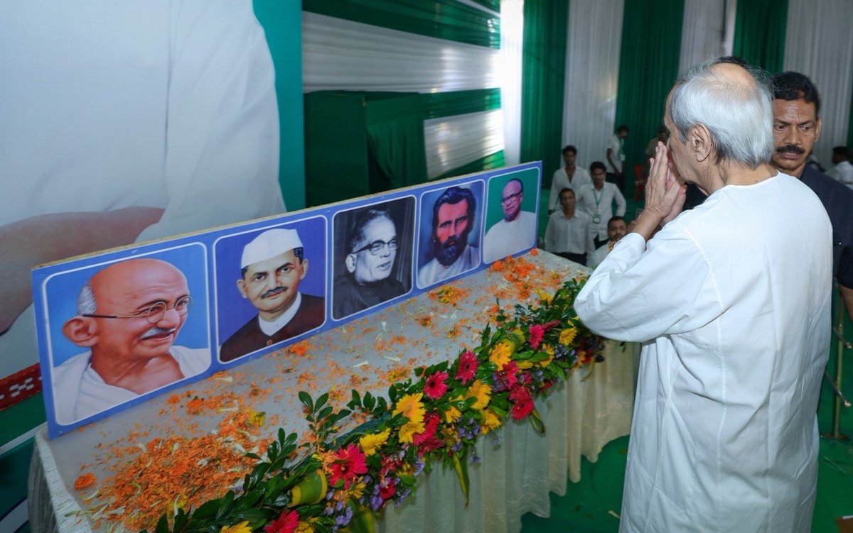 Naveen_Odisha's tweet photo. ଲୋକଙ୍କ ସୁଖ, ଦୁଃଖର ସାଥି ବିଜେଡି। ବିଜେଡି ତା'ର ଭଲ କାମ ପାଇଁ ଲୋକଙ୍କ ହୃଦୟରେ ଅଛି ଓ ରହିବ।

ରାଜଧାନୀ ଭୁବନେଶ୍ବରରୁ ବିଜେଡିର 'ଜନସମ୍ପର୍କ ପଦଯାତ୍ରା' ଶୁଭାରମ୍ଭରେ ସାମିଲ ହେଲି।

ଓଡ଼ିଶା ଏବେ ଏକ କଠିନ ପରିସ୍ଥିତି ଦେଇ ଗତି କରୁଛି। ସରକାର  କହୁଛନ୍ତି ଲୋକଙ୍କ ସରକାର। କିନ୍ତୁ ଲୋକଙ୍କ କଥା ଶୁଣିବାକୁ କେହି ନାହିଁ।

ପିଲାଙ୍କ ପାଠ ବହି ନାହିଁ। ବୁଢ଼ାବୁଢ଼ିଙ୍କ ଭତ୍ତା ନାହିଁ। ଚାଷୀ ହଇରାଣ। ମା'ମାନେ ହଇରାଣ। ଆଇନଶୃଙ୍ଖଳା ବୋଲି କିଛି ନାହିଁ। ସବୁଠି ବିଫଳତା ଓ ସବୁଠି କୁପରିଚାଳନା।

ଏ ସରକାର ଗୋଟିଏ ବି ରଥଯାତ୍ରା ଠିକ ଭାବରେ ପରିଚାଳନା କରି ପାରିଲେନି। ବନ୍ୟା ରିଲିଫରେ କୁପରିଚାଳନା, ଧାନ ସଂଗ୍ରହରେ କୁପରିଚାଳନା, ନିଯୁକ୍ତି ପରୀକ୍ଷା କୁପରିଚାଳନା, ଅର୍ଥ ବ୍ୟବସ୍ଥାରେ କୁପରିଚାଳନା। ସବୁ କାମରେ ଏ ସରକାର ଫେଲ୍। ଲୋକ କହୁଛନ୍ତି ଯେ, ବୋଧେ ଓଡ଼ିଶା ବିଜେପି ସରକାର କୁପରିଚାଳନାରେ ବିଶେଷ ଦକ୍ଷତା ହାସଲ କରିଛି। 

କେନ୍ଦ୍ର ସରକାର ଖଣି ଉପରୁ ଓଡ଼ିଶାବାସୀଙ୍କ ଅଧିକାର ନେଇଗଲେ, ଓଡ଼ିଶା ସରକାର ଚୁପ୍। ୨୦ ବିଜେପି ସାଂସଦ ଓଡ଼ିଶାବାସୀଙ୍କ ପାଇଁ ଚୁପ୍। କିନ୍ତୁ ଖଣି ମାଲିକଙ୍କ ପାଇଁ ଲଢ଼ିବାକୁ ପ୍ରସ୍ତୁତ। ପିଲାଙ୍କ ପଢ଼ା ବହି କଥା ନ କହିବା ଭଲ। ହଜାର ହଜାର ଭୁଲ୍। କିନ୍ତୁ ଉତ୍ତରଦାୟିତ୍ୱ ନେବାକୁ ଏ ସରକାର ନାରାଜ।

ଓଡ଼ିଶାରେ ରାଜସ୍ୱ ସଂଗ୍ରହ କମୁଛି। ବଜେଟ୍ ବ୍ୟୟବରାଦ ଅର୍ଥ ଖର୍ଚ୍ଚ ହୋଇପାରୁନି। କିଛି କାମ ହେଉନାହିଁ। କିନ୍ତି ଋଣ ଭାର ବଢ଼ି ଚାଲିଛି। ଏ ଟଙ୍କା ଯାଉଛି କୁଆଡ଼େ?

ବିଜୁ ବାବୁଙ୍କ ଆଦର୍ଶରେ ବିଜୁ ଜନତା ଦଳ ଓଡ଼ିଶା ପାଇଁ ଲଢ଼ି ଆସିଛି ଓ ଆଗାମୀ ଦିନରେ ଏ ଲଢ଼େଇ ଆହୁରି ଜୋରଦାର ହେବ। #BJDWithOdisha