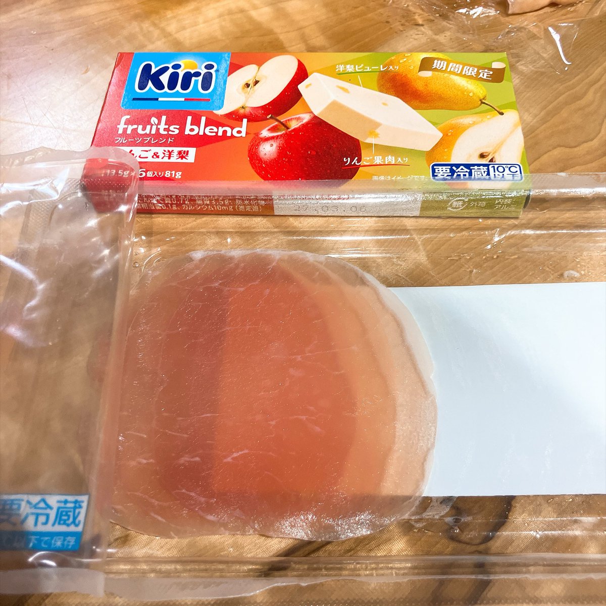 JETnoco's tweet photo. kiriの期間限定のフルーツブレンドクリームチーズりんご🍎&amp;洋梨🍐

生ハムに包んで食べると最＆高ッッな
お酒のおつまみでぃーす(*ΦωΦ)✨ https://t.co/bxTEuzKrLT