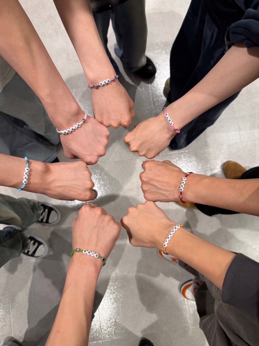 greychou's tweet photo. Disband the whole group atp!! how are we supposed to believe the rest of them knew nothing when she’s allegedly been to their concerts, their dorms, and they're all wearing matching bracelets with her??? Bunch of lolicons #RUKA #AOEN https://t.co/OwAeV6BwLp