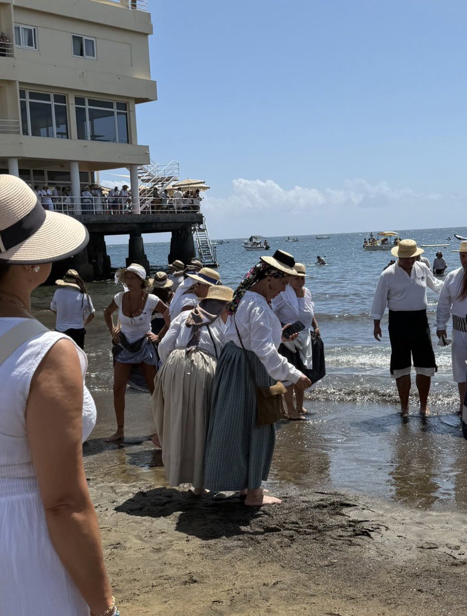 JaviRoMedina's tweet photo. Aquí tenemos una publicación del @CabildoTenerife contándonos cómo se invierte dinero público en la limpieza de nuestra costa, en Granadilla. ¡Genial! 👏🏽
Debajo tenemos dos fotos de la consejera de @MedioNaturalTF tirando colillas al mar.
¡Vaya incoherencia! #GreenWashing https://t.co/ZQRJMHxlAH