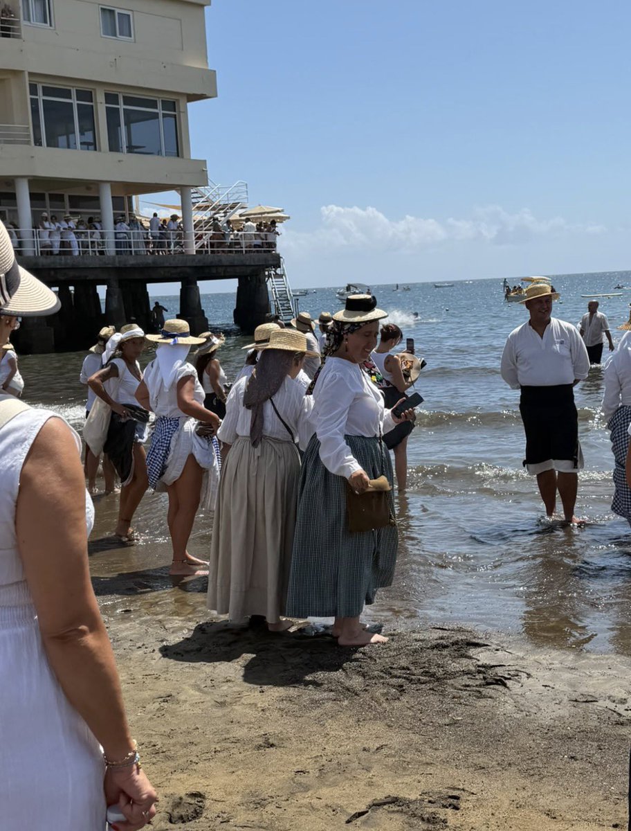 JaviRoMedina's tweet photo. Aquí tenemos una publicación del @CabildoTenerife contándonos cómo se invierte dinero público en la limpieza de nuestra costa, en Granadilla. ¡Genial! 👏🏽
Debajo tenemos dos fotos de la consejera de @MedioNaturalTF tirando colillas al mar.
¡Vaya incoherencia! #GreenWashing https://t.co/ZQRJMHxlAH