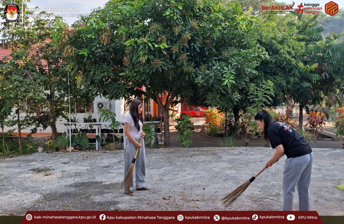 KpuKabMitra's tweet photo. #Temanpemilih, jajaran KPU Kabupaten Minahasa Tenggara melaksanakan kerja bakti, Jumat (2/10)

#kpumelayani https://t.co/NE6XVGSJLY