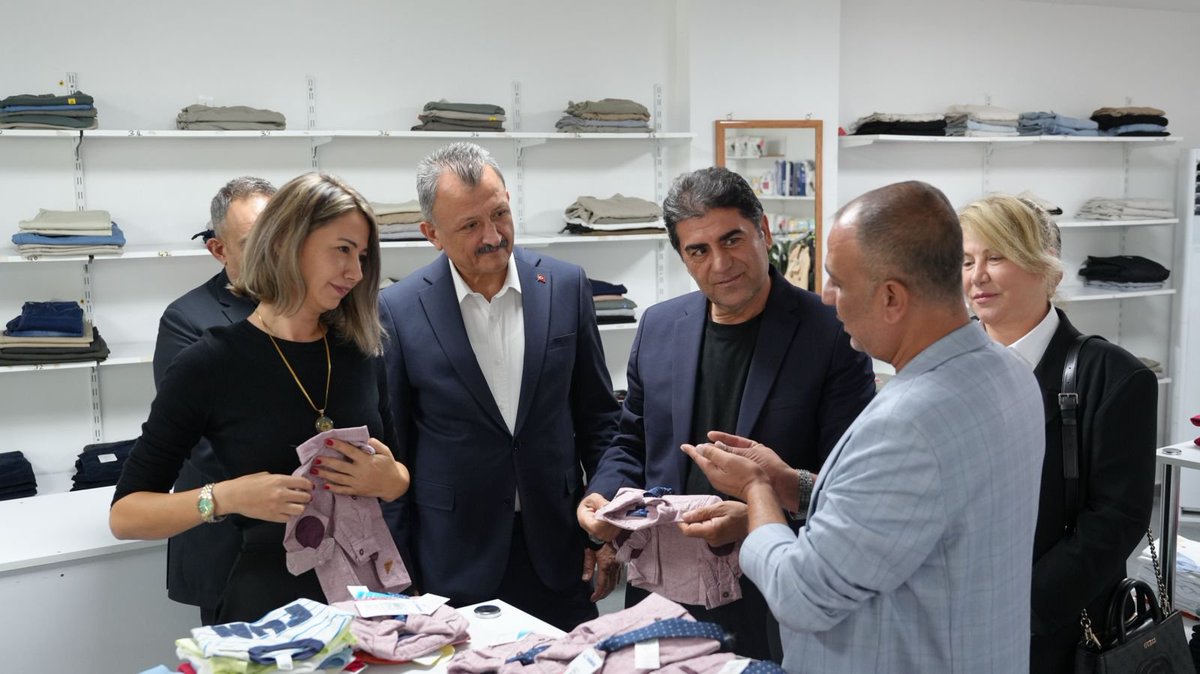 coskunali_01's tweet photo. Seyhan Sosyal Yardımlaşma ve Dayanışma Vakfı’mızı ziyaret ederek değerli Vakıf Müdürümüz Sayın Dudu Ecemiş’ten yürütülen çalışmalar hakkında bilgi aldık, sosyal yardımlar konusunda istişarelerde bulunduk.

Bir ailenin sofrasına, bir çocuğun ihtiyacına, bir büyüğümüzün derdine çare olabilmek hepimizin sorumluluğu. Seyhan’da hiçbir vatandaşımızın kendini yalnız hissetmemesi için çalışmaya devam edeceğiz.

İlgi ve misafirperverlikleri için kendilerine teşekkür ediyoruz.

#GüçlüTeşkilatGüçlüSeyhan