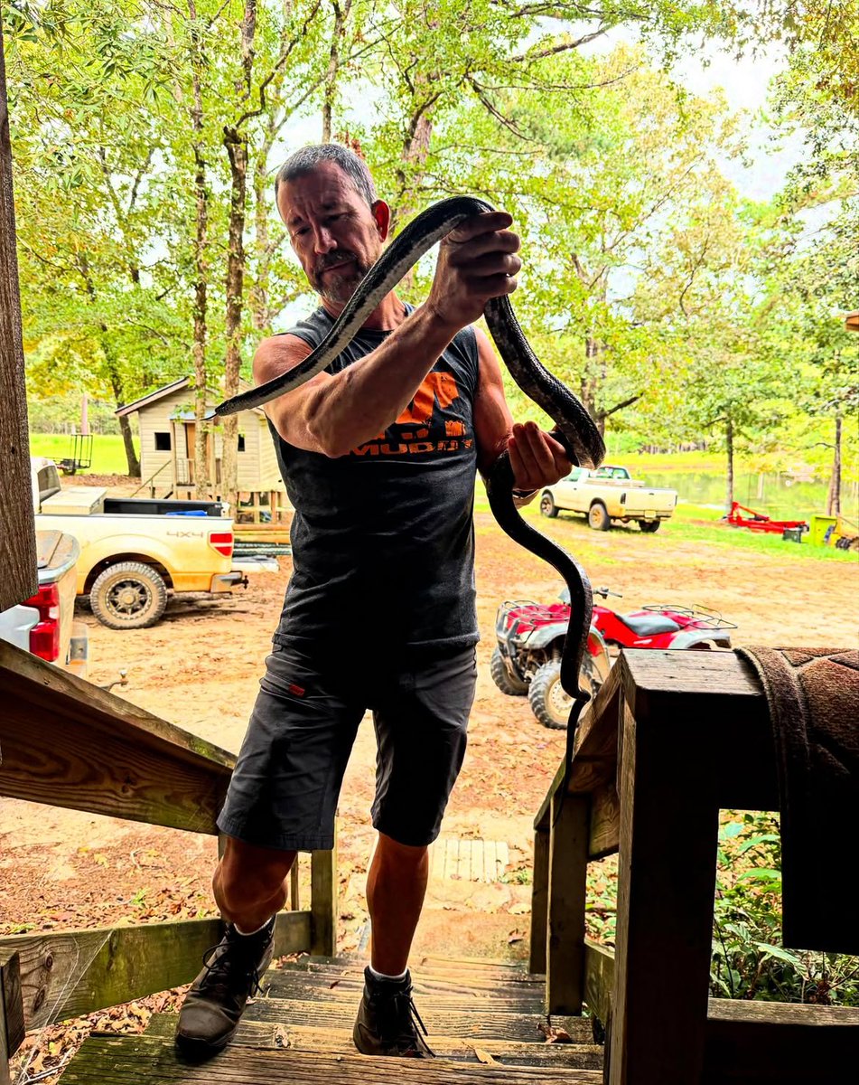 jeffbarronp70's tweet photo. Snake charmer from way back! Preciate y’all! 🐍🕸️
📸 by @sara.jean.rose https://t.co/qQGgd2HY5F