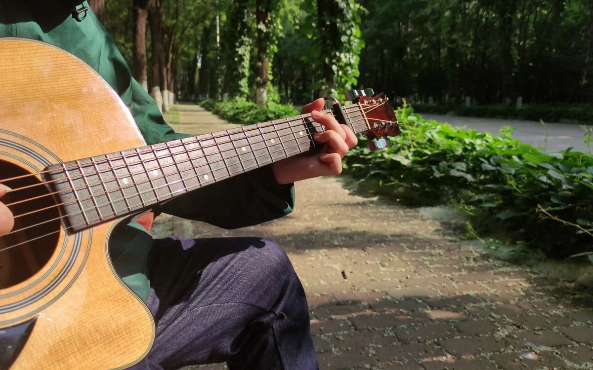 LorieEmmanqg's tweet photo. La guitarra acústica en la tarde transforma el silencio en melodía que acaricia el alma! （下午的木吉他将寂静化作抚慰心灵的旋律！） https://t.co/i7F4x238Xz