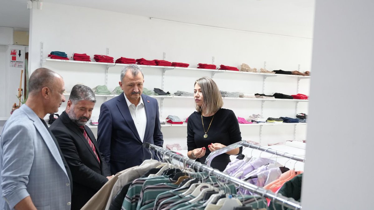 coskunali_01's tweet photo. Seyhan Sosyal Yardımlaşma ve Dayanışma Vakfı’mızı ziyaret ederek değerli Vakıf Müdürümüz Sayın Dudu Ecemiş’ten yürütülen çalışmalar hakkında bilgi aldık, sosyal yardımlar konusunda istişarelerde bulunduk.

Bir ailenin sofrasına, bir çocuğun ihtiyacına, bir büyüğümüzün derdine çare olabilmek hepimizin sorumluluğu. Seyhan’da hiçbir vatandaşımızın kendini yalnız hissetmemesi için çalışmaya devam edeceğiz.

İlgi ve misafirperverlikleri için kendilerine teşekkür ediyoruz.

#GüçlüTeşkilatGüçlüSeyhan