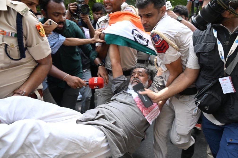 Kohlistic18's tweet photo. Kudos to Delhi Police for swiftly putting dimagi naxals in their place. They didn’t let even the anarchists get anywhere near Jantar Mantar this time. Gave proper belt treatment to those who tried to cross the line.

Mumbai Police is currently doing the same at Shivaji Park. https://t.co/mlwdKTowEZ