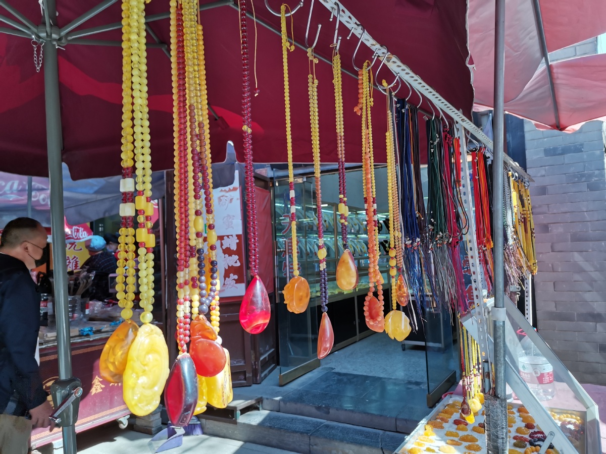 JulieWhite0ysl's tweet photo. Look, Yingye is adjusting the pagoda-shaped ornament at the fair, quite carefully! https://t.co/mqN7CfPwGe