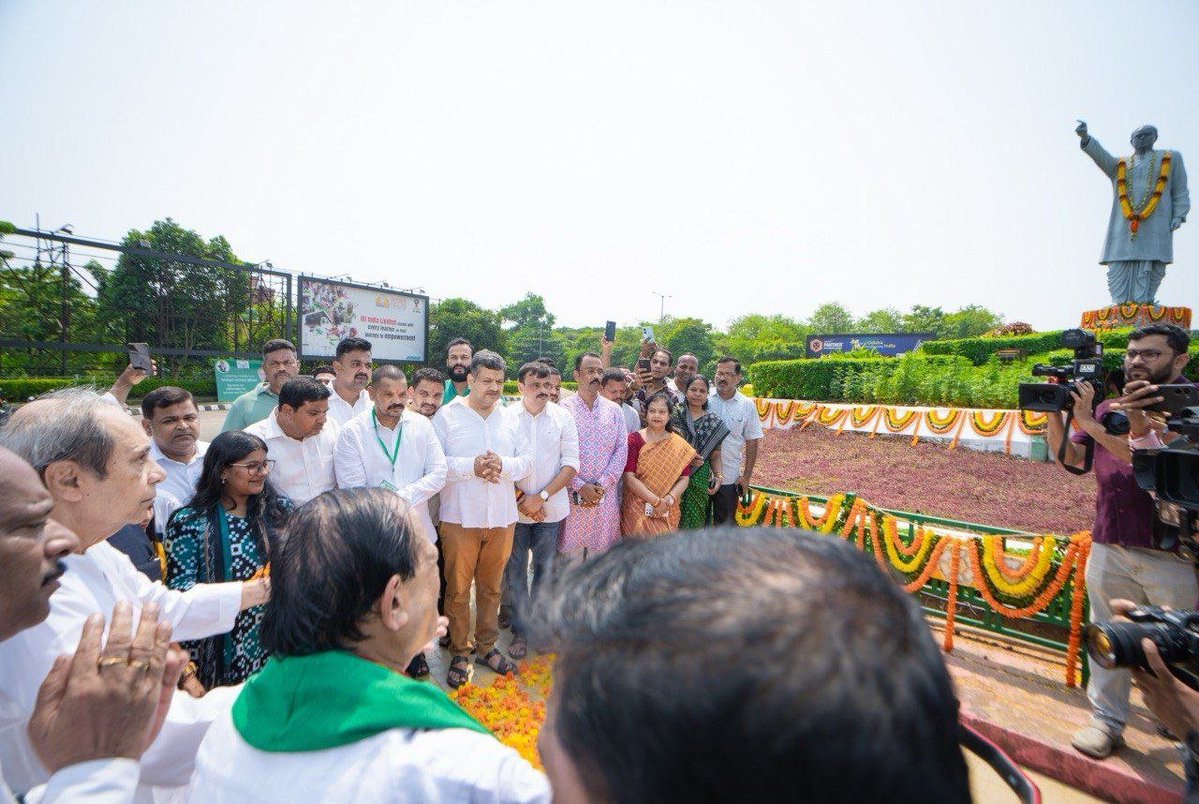 Naveen_Odisha's tweet photo. ଲୋକଙ୍କ ସୁଖ, ଦୁଃଖର ସାଥି ବିଜେଡି। ବିଜେଡି ତା'ର ଭଲ କାମ ପାଇଁ ଲୋକଙ୍କ ହୃଦୟରେ ଅଛି ଓ ରହିବ।

ରାଜଧାନୀ ଭୁବନେଶ୍ବରରୁ ବିଜେଡିର 'ଜନସମ୍ପର୍କ ପଦଯାତ୍ରା' ଶୁଭାରମ୍ଭରେ ସାମିଲ ହେଲି।

ଓଡ଼ିଶା ଏବେ ଏକ କଠିନ ପରିସ୍ଥିତି ଦେଇ ଗତି କରୁଛି। ସରକାର  କହୁଛନ୍ତି ଲୋକଙ୍କ ସରକାର। କିନ୍ତୁ ଲୋକଙ୍କ କଥା ଶୁଣିବାକୁ କେହି ନାହିଁ।

ପିଲାଙ୍କ ପାଠ ବହି ନାହିଁ। ବୁଢ଼ାବୁଢ଼ିଙ୍କ ଭତ୍ତା ନାହିଁ। ଚାଷୀ ହଇରାଣ। ମା'ମାନେ ହଇରାଣ। ଆଇନଶୃଙ୍ଖଳା ବୋଲି କିଛି ନାହିଁ। ସବୁଠି ବିଫଳତା ଓ ସବୁଠି କୁପରିଚାଳନା।

ଏ ସରକାର ଗୋଟିଏ ବି ରଥଯାତ୍ରା ଠିକ ଭାବରେ ପରିଚାଳନା କରି ପାରିଲେନି। ବନ୍ୟା ରିଲିଫରେ କୁପରିଚାଳନା, ଧାନ ସଂଗ୍ରହରେ କୁପରିଚାଳନା, ନିଯୁକ୍ତି ପରୀକ୍ଷା କୁପରିଚାଳନା, ଅର୍ଥ ବ୍ୟବସ୍ଥାରେ କୁପରିଚାଳନା। ସବୁ କାମରେ ଏ ସରକାର ଫେଲ୍। ଲୋକ କହୁଛନ୍ତି ଯେ, ବୋଧେ ଓଡ଼ିଶା ବିଜେପି ସରକାର କୁପରିଚାଳନାରେ ବିଶେଷ ଦକ୍ଷତା ହାସଲ କରିଛି। 

କେନ୍ଦ୍ର ସରକାର ଖଣି ଉପରୁ ଓଡ଼ିଶାବାସୀଙ୍କ ଅଧିକାର ନେଇଗଲେ, ଓଡ଼ିଶା ସରକାର ଚୁପ୍। ୨୦ ବିଜେପି ସାଂସଦ ଓଡ଼ିଶାବାସୀଙ୍କ ପାଇଁ ଚୁପ୍। କିନ୍ତୁ ଖଣି ମାଲିକଙ୍କ ପାଇଁ ଲଢ଼ିବାକୁ ପ୍ରସ୍ତୁତ। ପିଲାଙ୍କ ପଢ଼ା ବହି କଥା ନ କହିବା ଭଲ। ହଜାର ହଜାର ଭୁଲ୍। କିନ୍ତୁ ଉତ୍ତରଦାୟିତ୍ୱ ନେବାକୁ ଏ ସରକାର ନାରାଜ।

ଓଡ଼ିଶାରେ ରାଜସ୍ୱ ସଂଗ୍ରହ କମୁଛି। ବଜେଟ୍ ବ୍ୟୟବରାଦ ଅର୍ଥ ଖର୍ଚ୍ଚ ହୋଇପାରୁନି। କିଛି କାମ ହେଉନାହିଁ। କିନ୍ତି ଋଣ ଭାର ବଢ଼ି ଚାଲିଛି। ଏ ଟଙ୍କା ଯାଉଛି କୁଆଡ଼େ?

ବିଜୁ ବାବୁଙ୍କ ଆଦର୍ଶରେ ବିଜୁ ଜନତା ଦଳ ଓଡ଼ିଶା ପାଇଁ ଲଢ଼ି ଆସିଛି ଓ ଆଗାମୀ ଦିନରେ ଏ ଲଢ଼େଇ ଆହୁରି ଜୋରଦାର ହେବ। #BJDWithOdisha