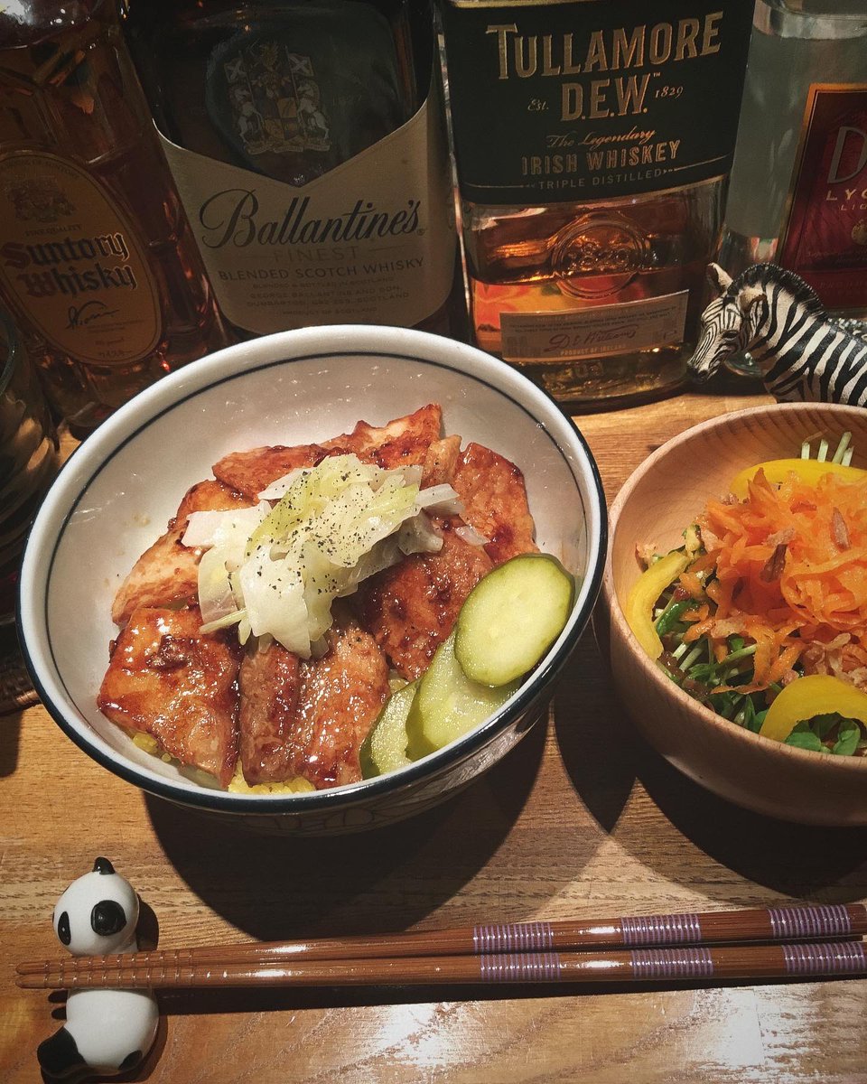 amuless's tweet photo. フライデーナイトAjitoやとります(^-^)/🍺
今のカレー☆モロヘイヤのチキンカレー/あずきジンジャーカレー☆
カレー2種類又は帯広風豚丼とのハーフ&amp;ハーフはディナーセットでもすすめです＼(^-^)／
本日の選べる肴は蕪の葉としらすのふりかけと胡桃のおつまみピッツァほか🍕
#中野坂上
#カレー
#BAR https://t.co/OJVAOvAece