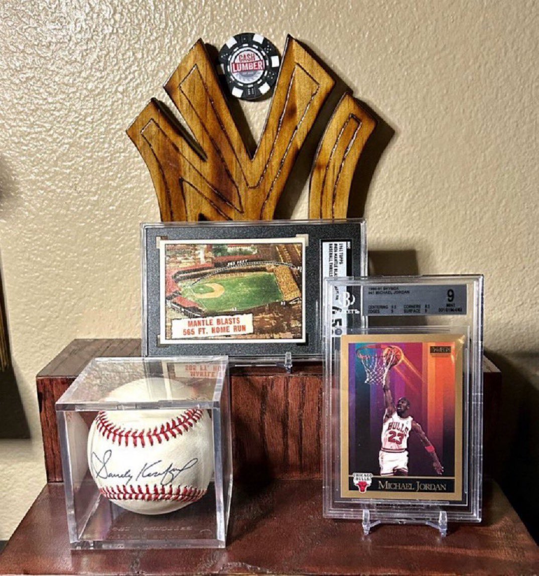 1Cash28's tweet photo. Good Morning!
A few fun favorites for this Friday edition of #WhatsOnYourDesk.
Sandy Koufax, 3 time Cy Young winner, MVP, 4 World Series titles, 4 no-hitters including a perfect game & he was the youngest player inducted into the Hall of Fame.
#BeTheGood
@CardPurchaser https://t.co/LylUhDVmCL