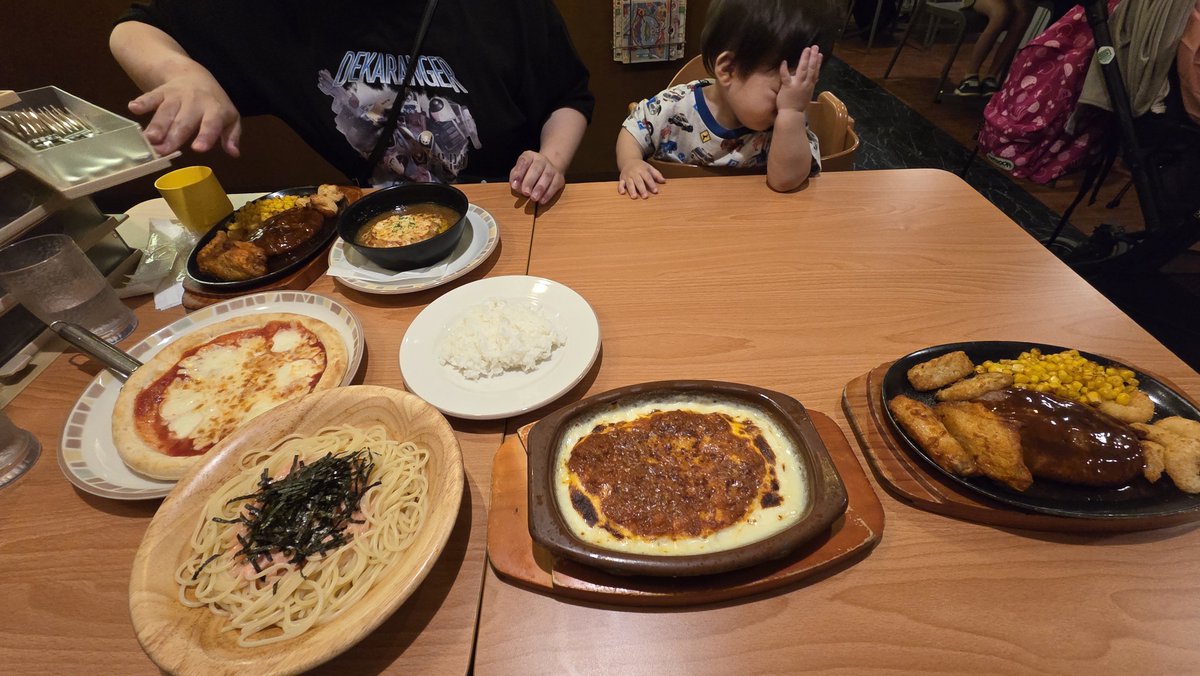 evo7yuki's tweet photo. このテーブルの合計2800円て安すぎる(笑) https://t.co/cr1ZVIYFSr