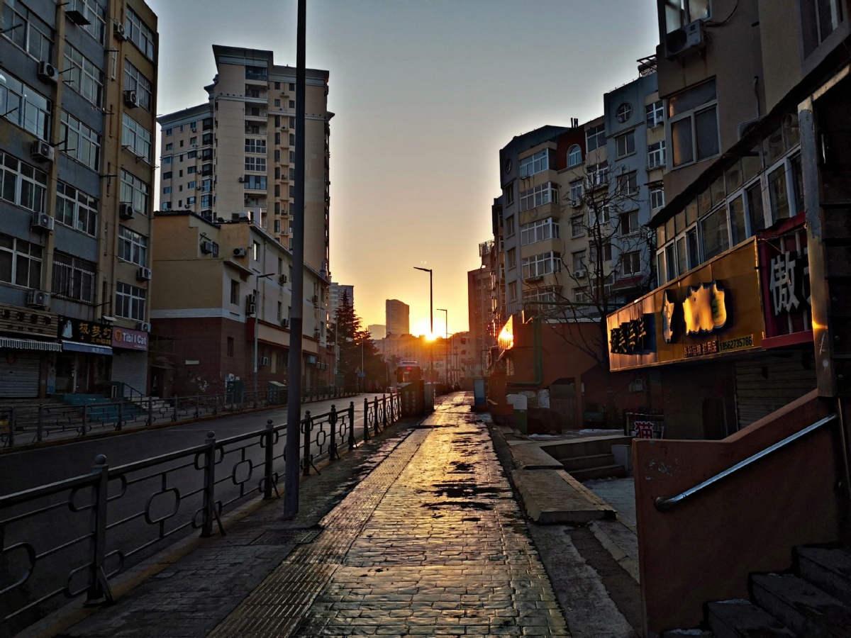 Candelariao9j's tweet photo. Atardecer dorado entre los edificios de la ciudad, momento casual capturado al pasar! https://t.co/anTZZQjvQV