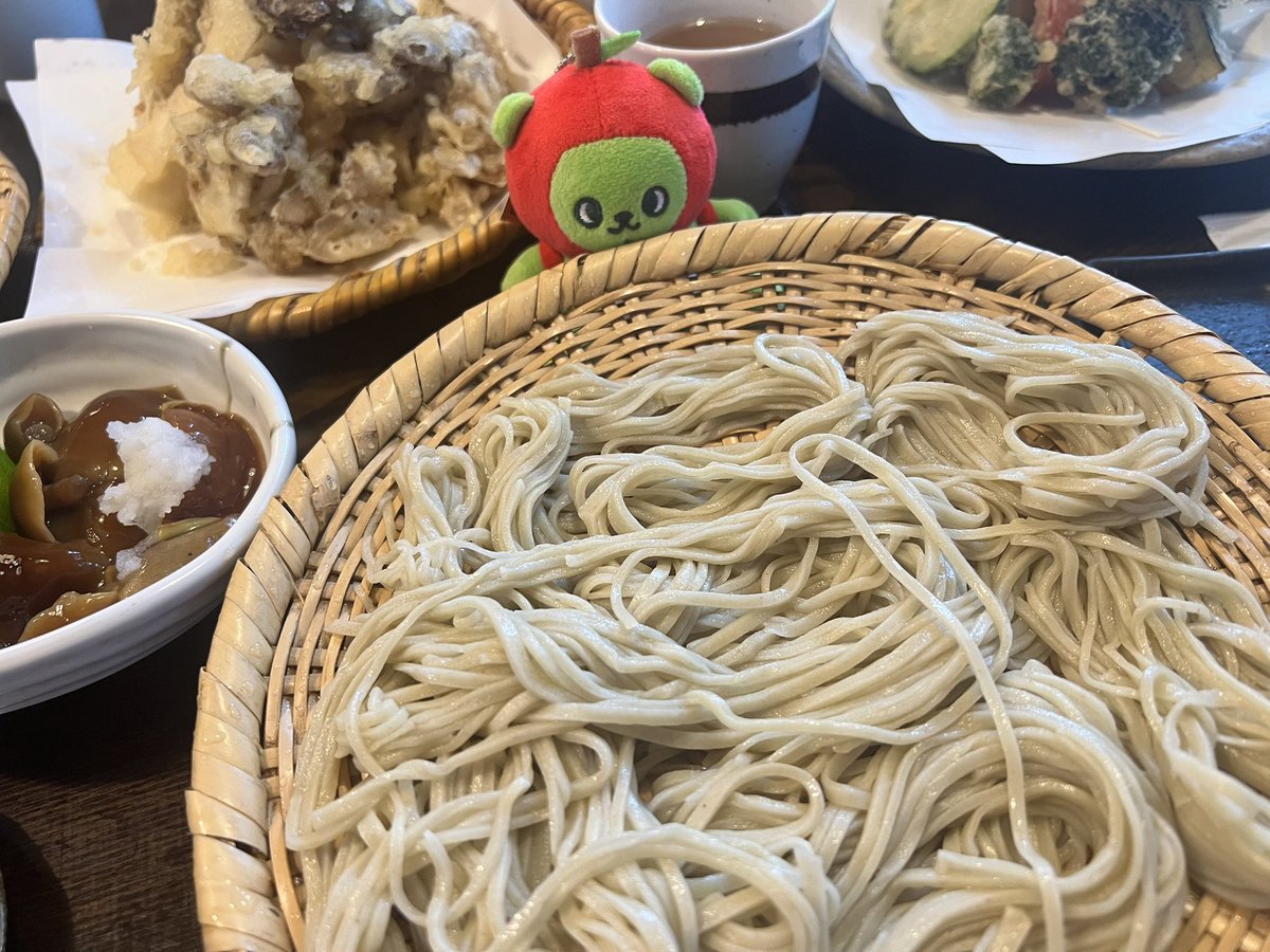 Romeon9's tweet photo. 戸隠そば、そばがき天ぷら全部美味すぎた https://t.co/Opp0TffhAQ