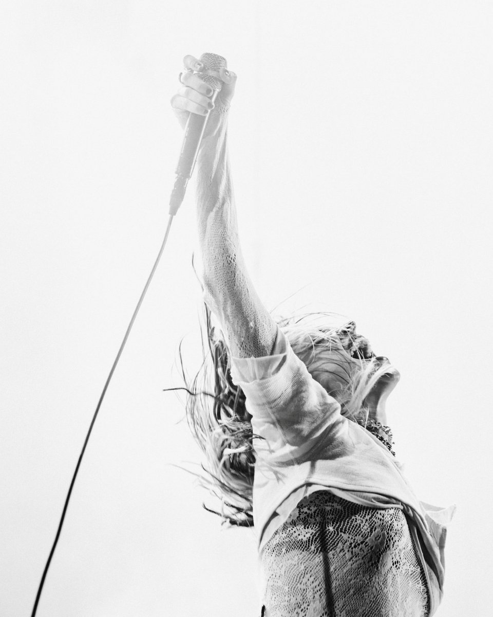 imaIiabiIityx's tweet photo. these are some of the best photos of hayley i’ve ever seen 😭 incredible https://t.co/wMzf8x5XeH
