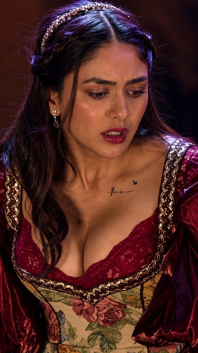 TamannaahAngel's tweet photo. Mrunal Thakur ♥️📈
The kind of beauty that stops you mid-scroll https://t.co/k3bbPbh4Td