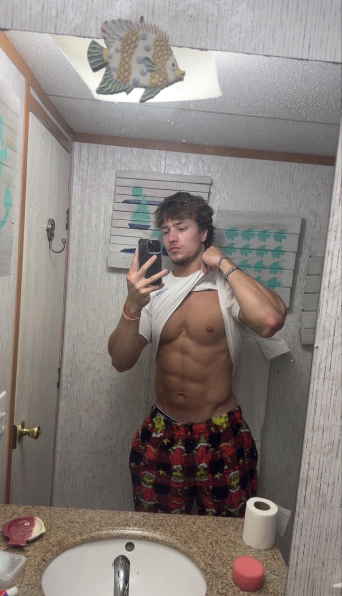 masterglorry's tweet photo. little over 2 years of progress (18-20 years old) https://t.co/PlJNfuHgZ5