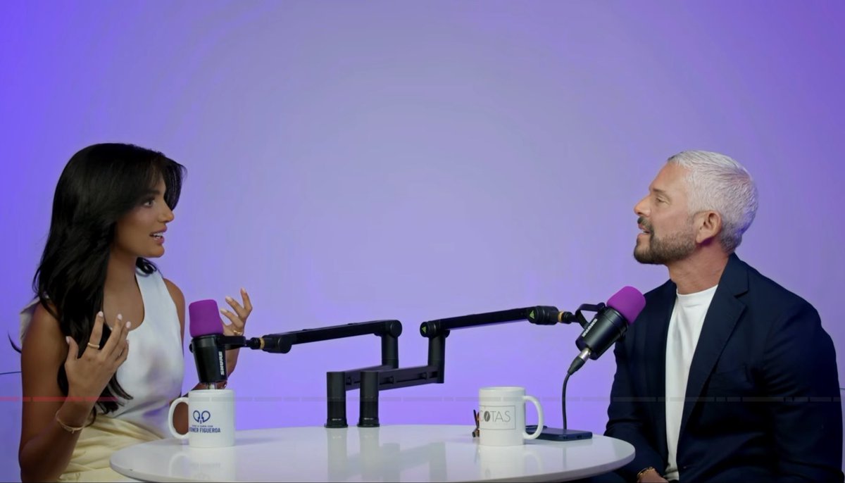 Jesuscaseresone's tweet photo. Rodner Figueroa se ha convertido en un charlatán de la comunicación, de hecho, en un mercenario del medio. ¡Qué manera tan asquerosa y palangrista de llevar un podcast para seguir generando hate de forma subliminal y a su estilo!

Pero, como es un cobarde, utiliza a la mitómana de Celine para desprestigiar a otras personas.

Por cierto, ya que el palangrista de Rodner Figueroa pregunta en base a supuestos, ¿por qué no le hiciste la pregunta a Celine que gran parte del público piensa? Esa pregunta sobre si lo que ha obtenido es por estar con viejitos.

#telemundo #lcdlf #lcdlf6