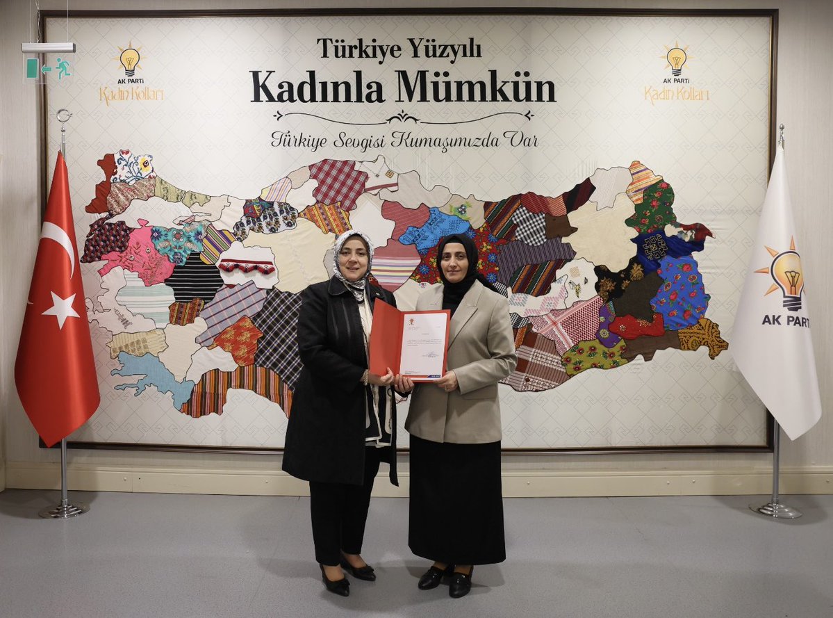 AKKADINGM's tweet photo. 📍 AK Parti Genel Merkez

Rize ili, Pazar ilçe Kadın Kolları Başkanlığına atanan Gönül Bal’a mazbatası, Başkanımız @tugbaisikercan tarafından teslim edilmiştir.

Görevi devreden Başkanımız  Büşra Eyüpreisoğlu’na, bugüne kadar göstermiş olduğu özverili çalışmalar ve gayretleri dolayısıyla teşekkür ediyor; yeni görevlendirilen Başkanımıza muvaffakiyetler diliyoruz.