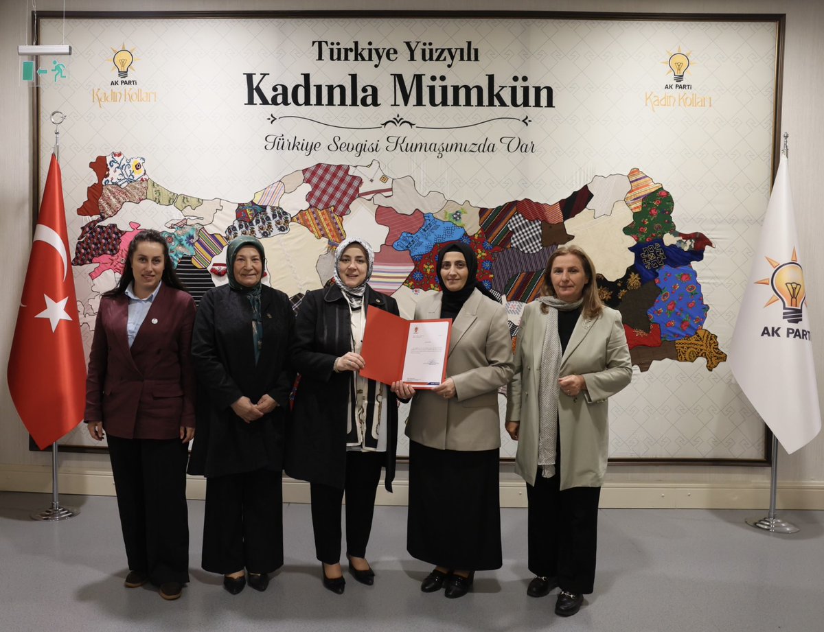 AKKADINGM's tweet photo. 📍 AK Parti Genel Merkez

Rize ili, Pazar ilçe Kadın Kolları Başkanlığına atanan Gönül Bal’a mazbatası, Başkanımız @tugbaisikercan tarafından teslim edilmiştir.

Görevi devreden Başkanımız  Büşra Eyüpreisoğlu’na, bugüne kadar göstermiş olduğu özverili çalışmalar ve gayretleri dolayısıyla teşekkür ediyor; yeni görevlendirilen Başkanımıza muvaffakiyetler diliyoruz.