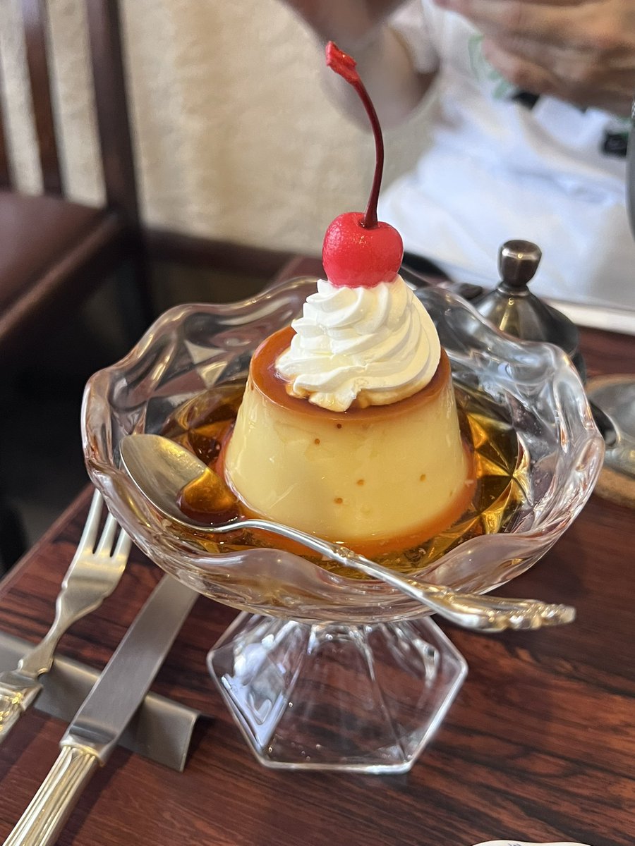 unou1008's tweet photo. 母とお洒落なレトロ喫茶へ✨️

ホットケーキも食べたんですが、写真撮るの忘れたと気づいた時にはもう既に私の胃袋の中でした🥺

プリンのカラメル苦くて美味しかった〜🍮💕 https://t.co/ajw8oHmiG7