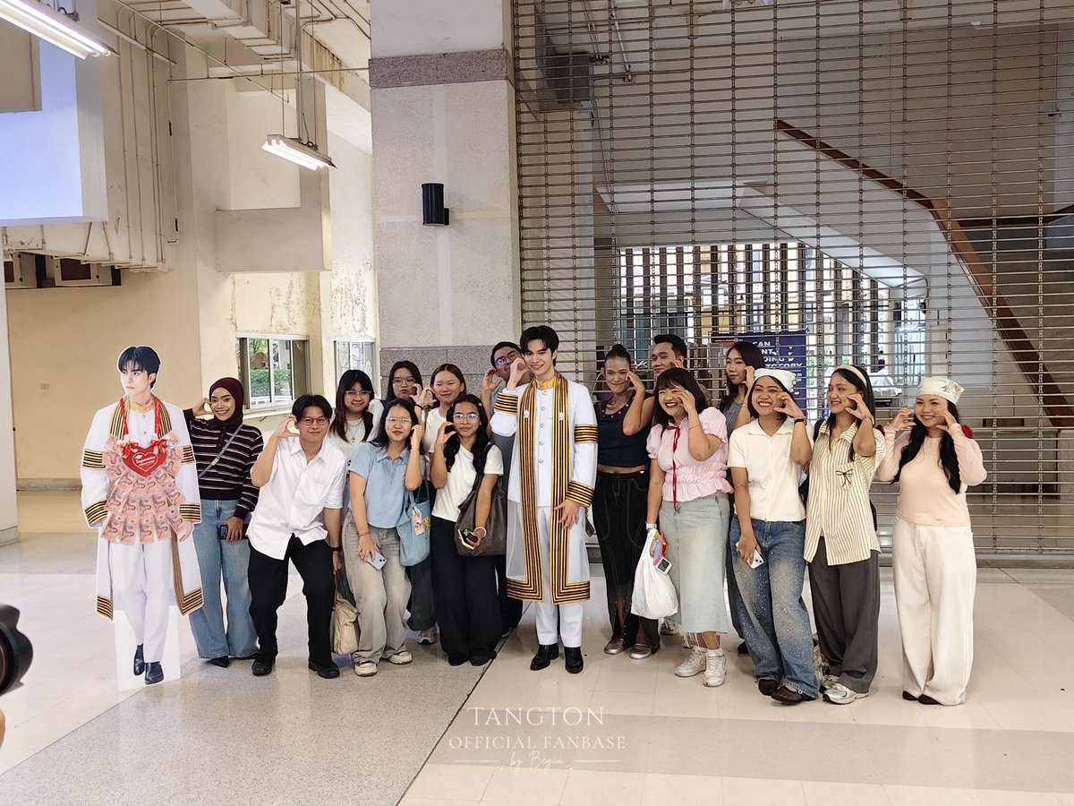 TangtonFBBegin's tweet photo. ✨วันนี้ขอบคุณบีกินที่มารวมแสดงความยินดี และมอบของขวัญให้ในวันสุดพิเศษของตั้งต้นด้วยนะคะ🤗💙👨🏻🎓
เดินทางกลับบ้านกันปลอดภัยคั้บ แล้วเจอกันใหม่น้าาา🥳👑
#CongratsGradTangton
#TangtonJinnaphop #บีกินของตั้งต้น
#TangtonFanbaseByBegin https://t.co/G31kaORSa9
