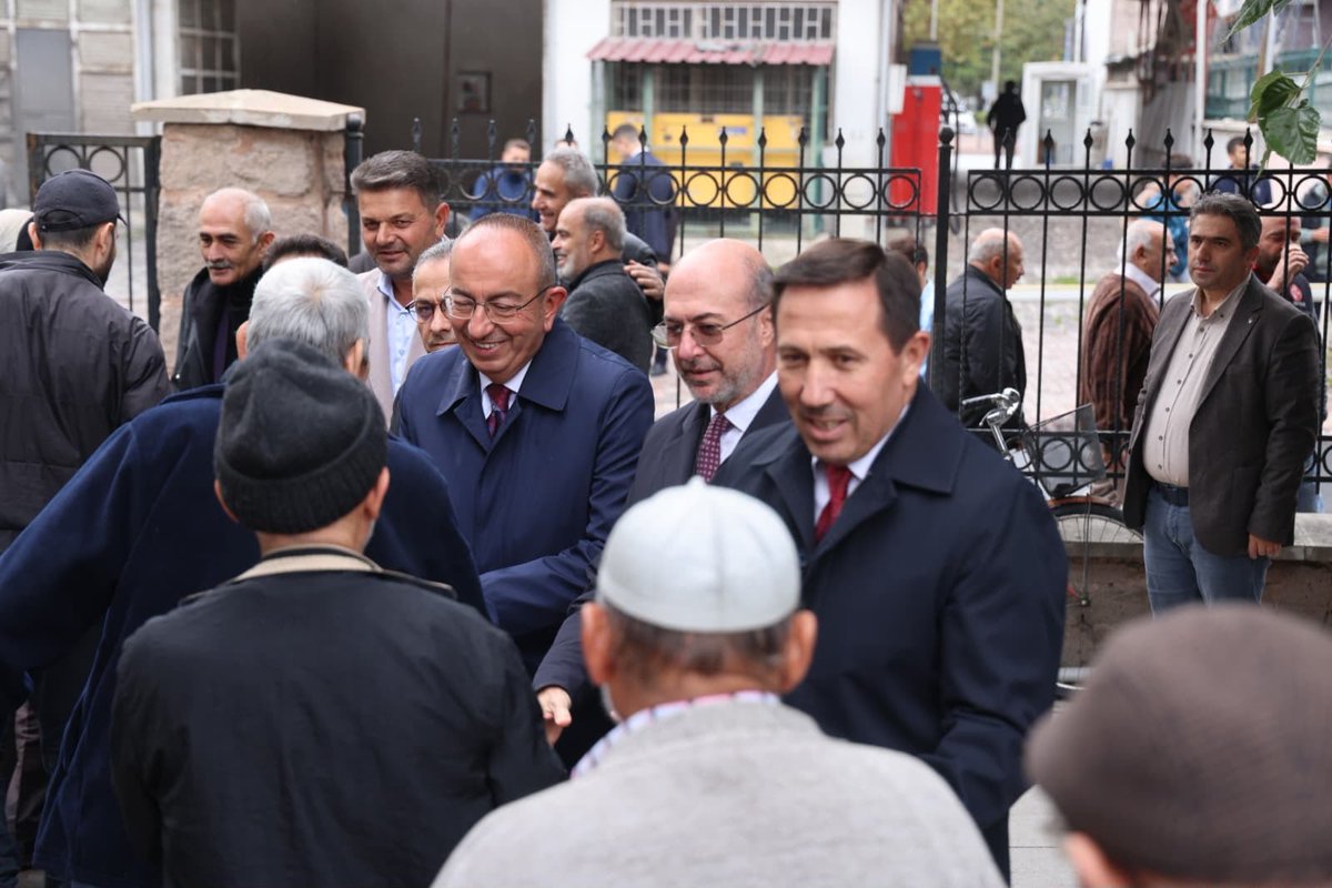 MustafaKavus's tweet photo. Karatay Belediye Başkanımız Hasan Kılca ( @hkilca ), Selçuklu Belediye Başkanımız Ahmet Pekyatırmacı ( @a_pekyatirmaci ) ve Karatay İlçe Başkanımız Akif Demirci ( @avakifdemirci ) ile birlikte Cuma’nın bereketini hemşehrilerimizle birlikte paylaştık.

Cumamız mübarek olsun.

📍Kadı İzzeddin Camii