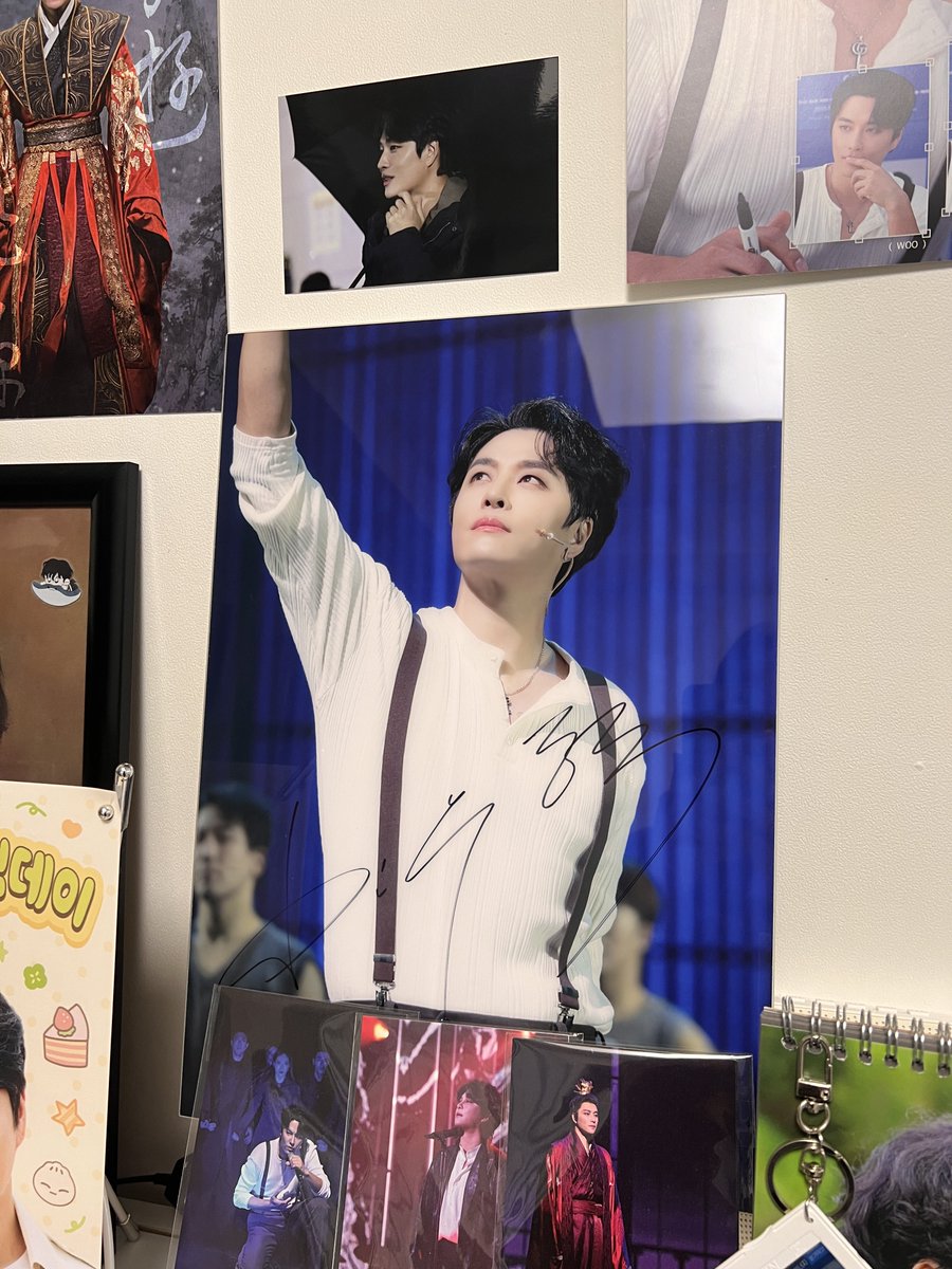 tm1ng_'s tweet photo. 후기이벤트 당첨 싸인액자가 왔어요🧡
기다리느라 목 빠지는 줄(진짜 빠진 건❌)
사진들이 다 예뻐서 탐나는 액자 짱 많았는데(더 달라는 말❌)
와중에 젤 예쁜 사진 겟함ㅜㅜ(다른 건 안예쁘단 뜻은❌)
다시한번 생카 감사드리고 내년도 기대할게요🥹🫶🏻(생카 또 열어달라는 뜻⭕️) https://t.co/GDVG0CY655