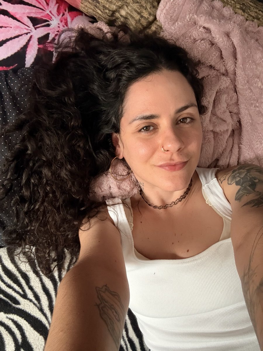 nahbrisaaaa's tweet photo. namoraria comigo sabendo que eu vendo foto pelada, fumo maconha e como igual um hipopótamo faminto?? https://t.co/GvJma6rqdK
