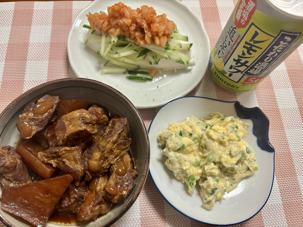 VcjiGzPT3K97992's tweet photo. 豚軟骨と大根の煮物
しらすたまご
冷奴
作りました(*´꒳`)_∀*”ｶﾝﾊﾟｲ

冷奴にキムチときゅうり乗せました！！

#おうちごはん　#乾杯　#晩酌 https://t.co/7MwvCibFcF