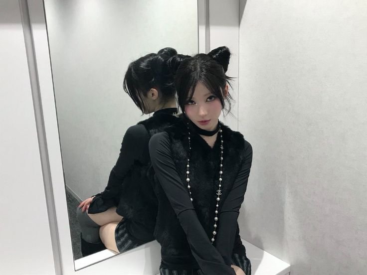 faltshion's tweet photo. Orange cat      vs    black cat https://t.co/ZdY2q5iwdi