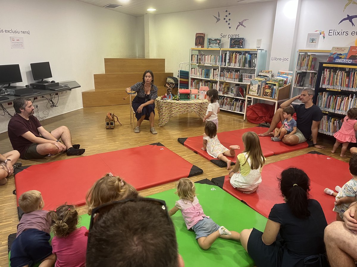BiblioVendrell's tweet photo. La setmana passada vam gaudir de l'Hora del Conte "A cau d'orella: històries d'un veïnat", a càrrec de Marta Catalan Toran. 

Una estona màgica plena de contes, rimes, acords d'acordió i estímuls sensorials per als més menuts.

Activitat està emmarcada dins #Nascutsperllegir https://t.co/q7MbawGDIB