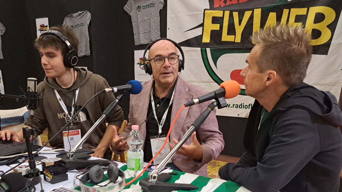 Cisl_ER's tweet photo. #lafinestrasuifatti Da @FlywebRadio l'esortazione di @filippopieri ai #giovani: 🗣️"𝐈𝐧𝐯𝐞𝐬𝐭𝐢𝐭𝐞 𝐧𝐞𝐥𝐥𝐚 𝐟𝐨𝐫𝐦𝐚𝐳𝐢𝐨𝐧𝐞, 𝐧𝐞𝐥𝐥𝐞 𝐜𝐨𝐦𝐩𝐞𝐭𝐞𝐧𝐳𝐞, 𝐦𝐞𝐭𝐭𝐞𝐭𝐞𝐯𝐢 𝐢𝐧 𝐠𝐢𝐨𝐜𝐨. Il lavoro non è solo contratto o salario, ma è anche 𝐝𝐢𝐠𝐧𝐢𝐭𝐚̀, 𝐚𝐮𝐭𝐨𝐧𝐨𝐦𝐢𝐚, 𝐩𝐚𝐫𝐭𝐞𝐜𝐢𝐩𝐚𝐳𝐢𝐨𝐧𝐞 𝐚𝐥𝐥𝐚 𝐯𝐢𝐭𝐚 𝐝𝐞𝐥𝐥𝐚 𝐩𝐫𝐨𝐩𝐫𝐢𝐚 𝐜𝐨𝐦𝐮𝐧𝐢𝐭𝐚̀. La fase che stiamo attraversando è certamente segnata da grandi trasformazioni e grandi incertezze, ma è proprio in questi momenti che bisogna attingere alle energie migliori. 𝐈𝐥 𝐏𝐚𝐞𝐬𝐞 𝐡𝐚 𝐛𝐢𝐬𝐨𝐠𝐧𝐨 𝐝𝐞𝐢 𝐠𝐢𝐨𝐯𝐚𝐧𝐢, 𝐝𝐞𝐥𝐥𝐞 𝐥𝐨𝐫𝐨 𝐢𝐝𝐞𝐞, 𝐝𝐞𝐥𝐥𝐚 𝐥𝐨𝐫𝐨 𝐜𝐫𝐞𝐚𝐭𝐢𝐯𝐢𝐭𝐚̀, 𝐝𝐞𝐥𝐥𝐚 𝐥𝐨𝐫𝐨 𝐜𝐚𝐩𝐚𝐜𝐢𝐭𝐚̀ 𝐝𝐢 𝐠𝐮𝐚𝐫𝐝𝐚𝐫𝐞 𝐨𝐥𝐭𝐫𝐞 𝐠𝐥𝐢 𝐬𝐜𝐡𝐞𝐦𝐢 𝐝𝐞𝐥 𝐩𝐚𝐬𝐬𝐚𝐭𝐨. Avete davanti grandi sfide, ma anche grandi opportunità. 𝐔𝐬𝐚𝐭𝐞 𝐢𝐦𝐩𝐞𝐠𝐧𝐨, 𝐩𝐚𝐬𝐬𝐢𝐨𝐧𝐞 𝐞 𝐝𝐞𝐭𝐞𝐫𝐦𝐢𝐧𝐚𝐳𝐢𝐨𝐧𝐞 𝐩𝐞𝐫 𝐜𝐨𝐠𝐥𝐢𝐞𝐫𝐥𝐞”.
🎧https://t.co/wqoVTYN0oa