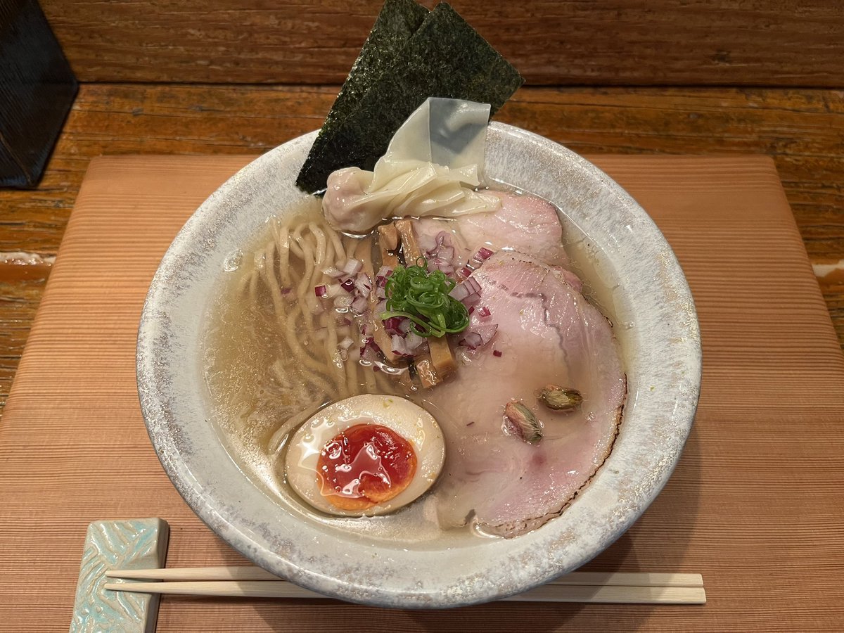 danmame's tweet photo. 大森・Homemade Ramen 麦苗
「塩いりこ＋上トッピング」
7月以来の塩いりこ。
調理中のいりこの香りにノックアウト。
しみじみ旨いなぁ。
好きな醤油系を優先しがちだけど定期的に塩系も食べないと。

新しい月。
新しい動きはまだ見えないけど人の動きはありました。 https://t.co/VZi5GSWD4l